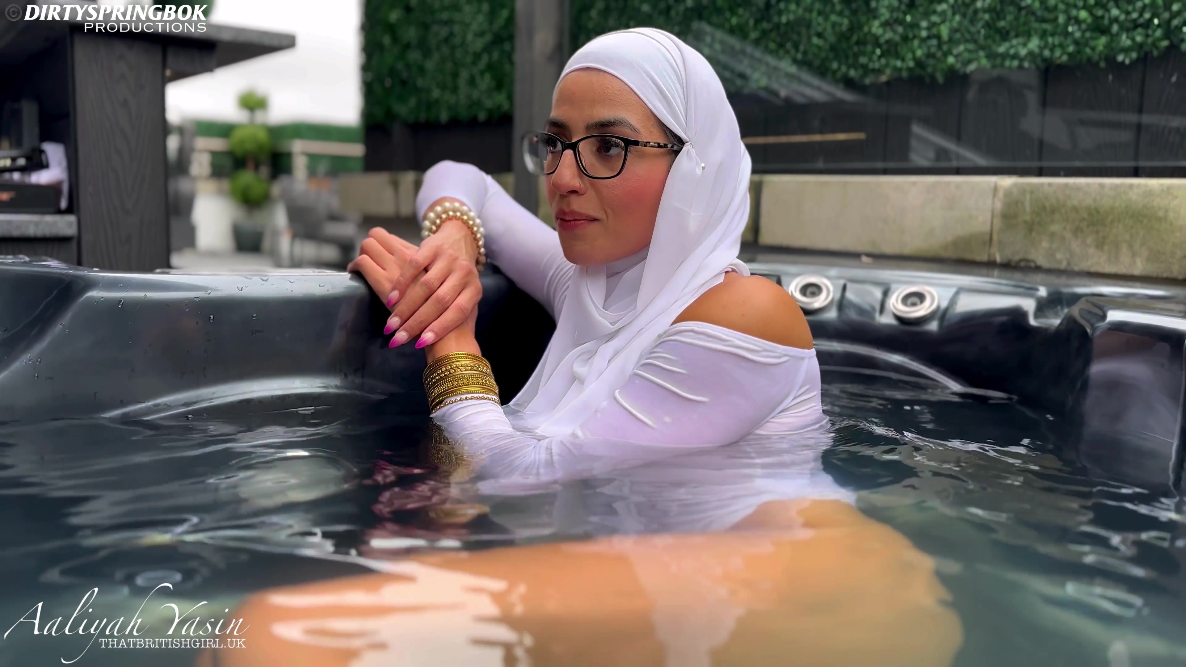 Hijabi Aaliyah Hottub Fuck & Facial