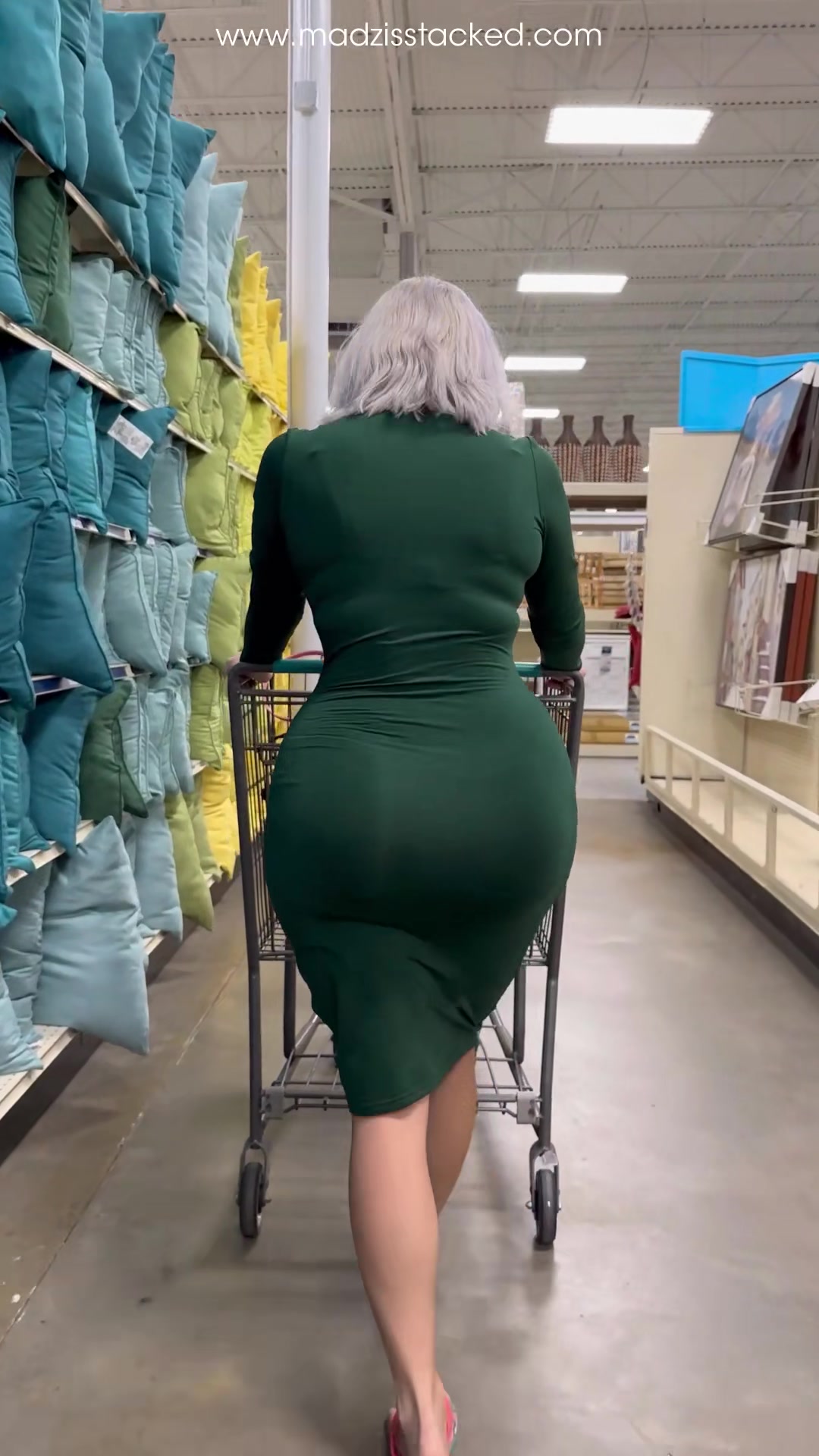 Ass Expansion: Shopping With Big Booty Mommy Madz (Voyeur)