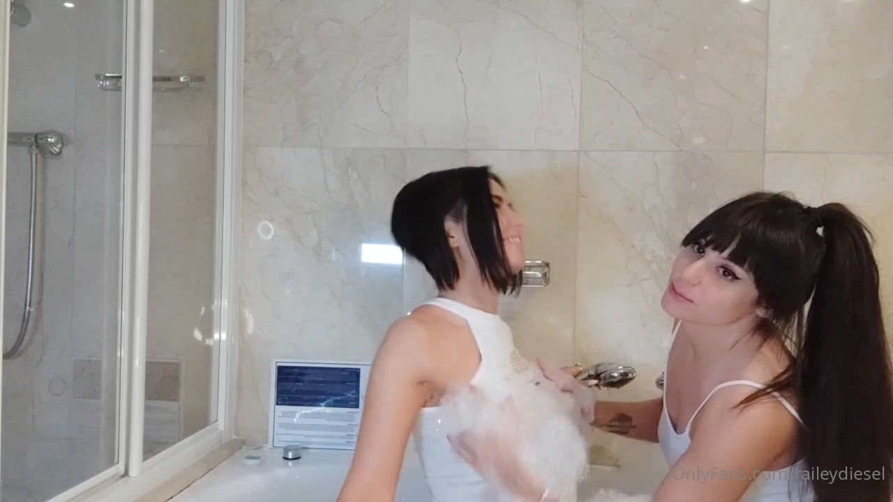 Just Having Casual Bath With @Deathby_Snusnu Part1