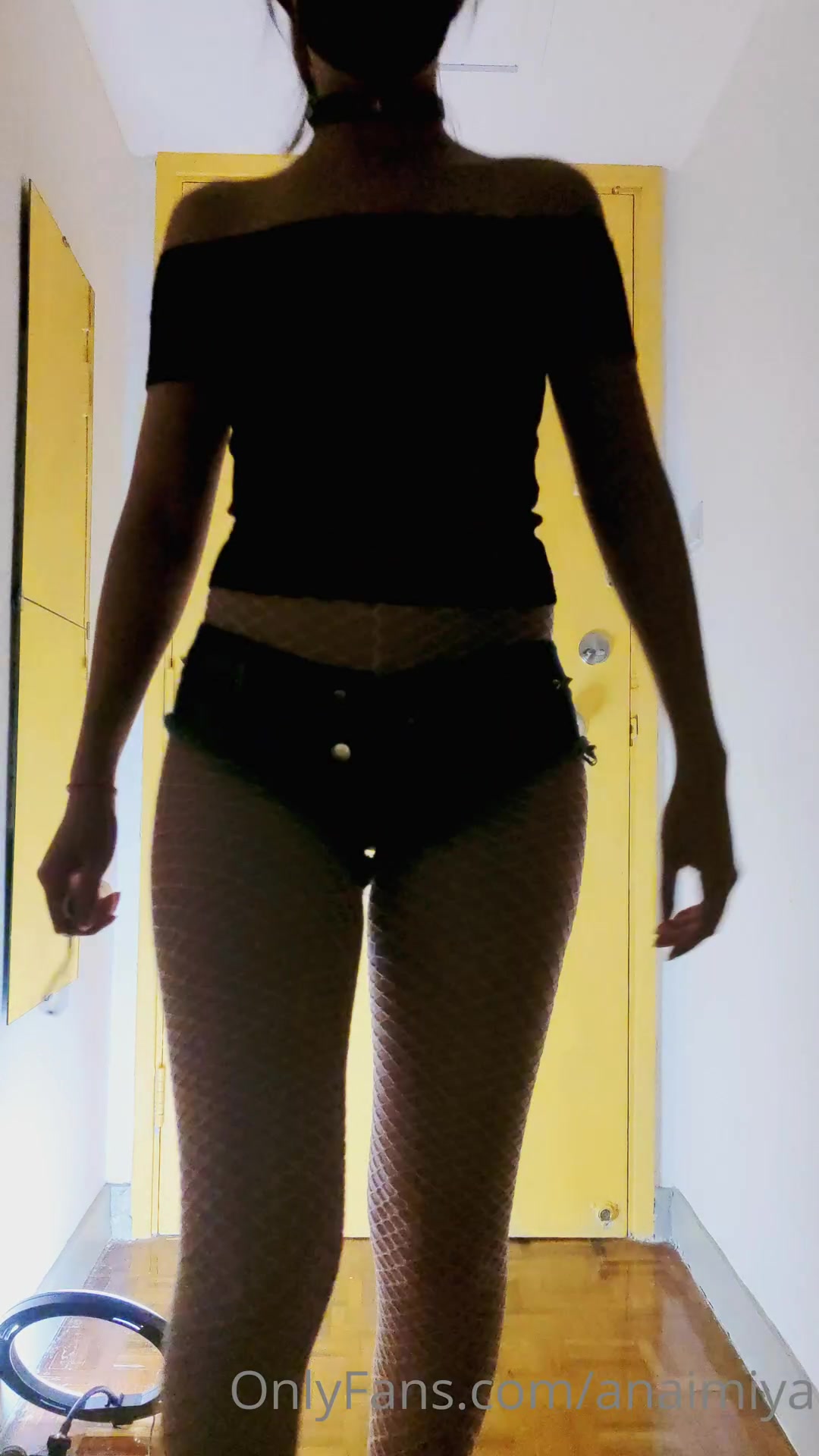 Glowing Fishnet+ Buttplug ! 1/2