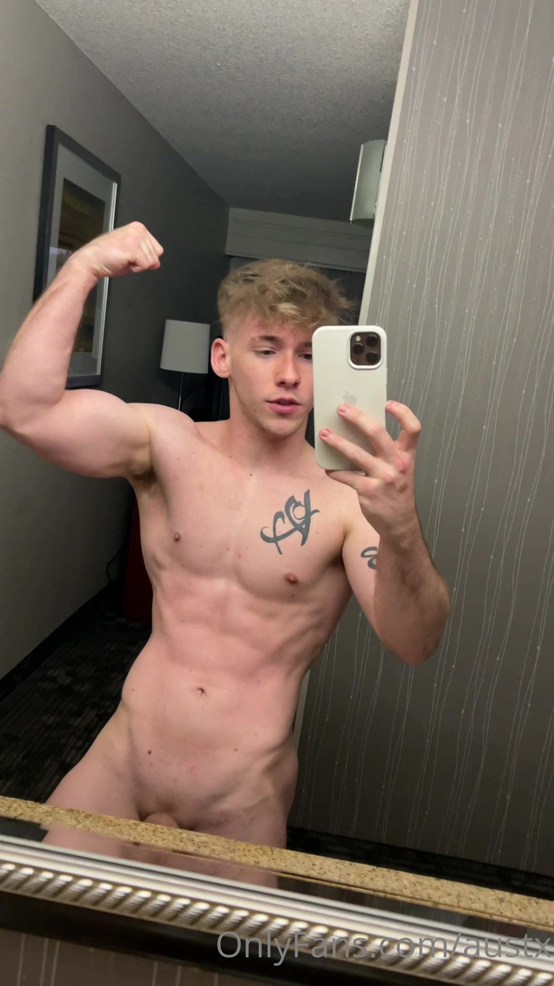 Quick Flex In The Hotel Mirror