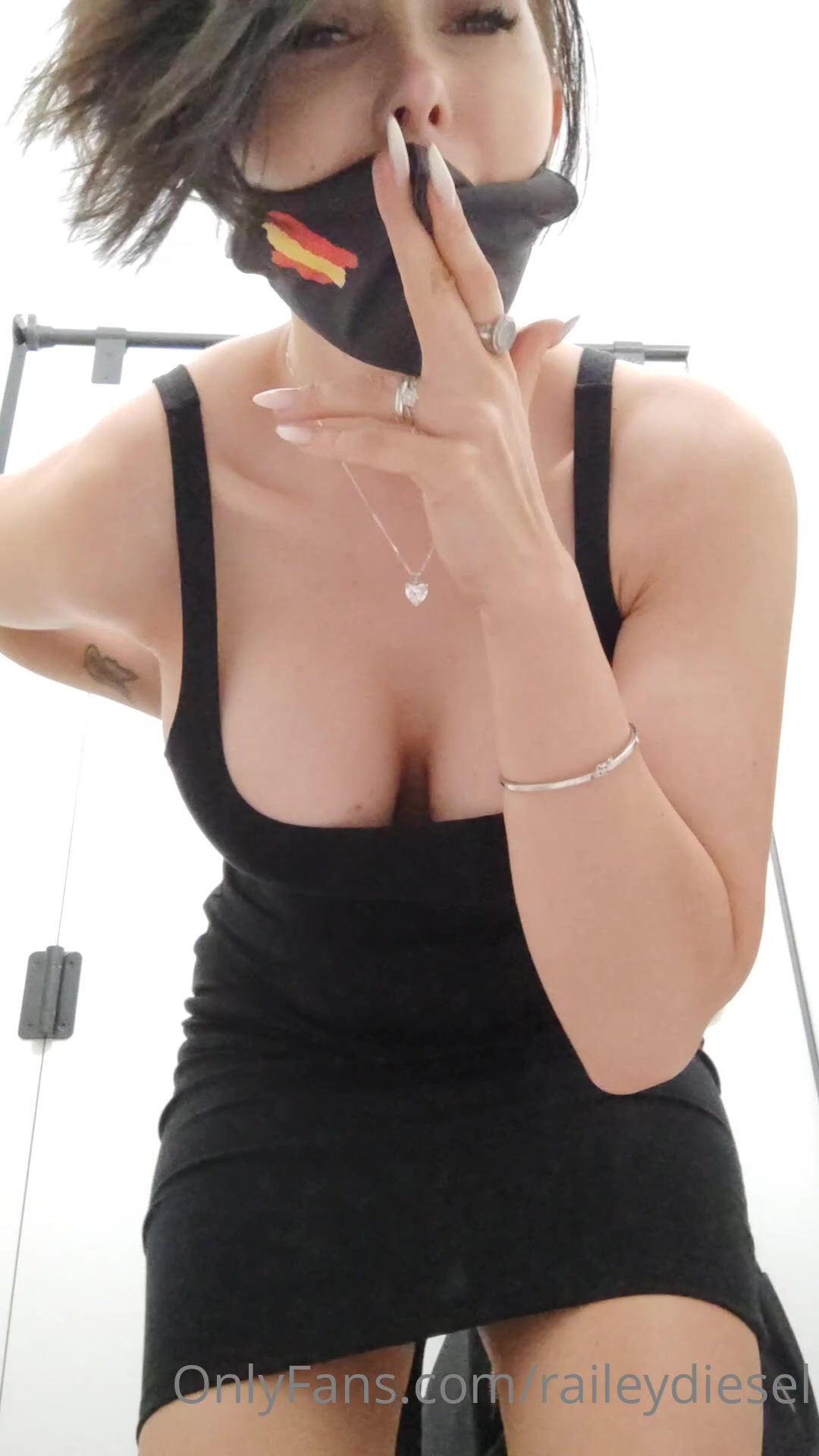 Guess Who's Not Wearing Panties In Public