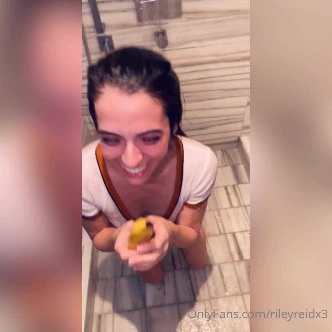 What Fruit Looks Most Like A Dick? A Banana!!!!