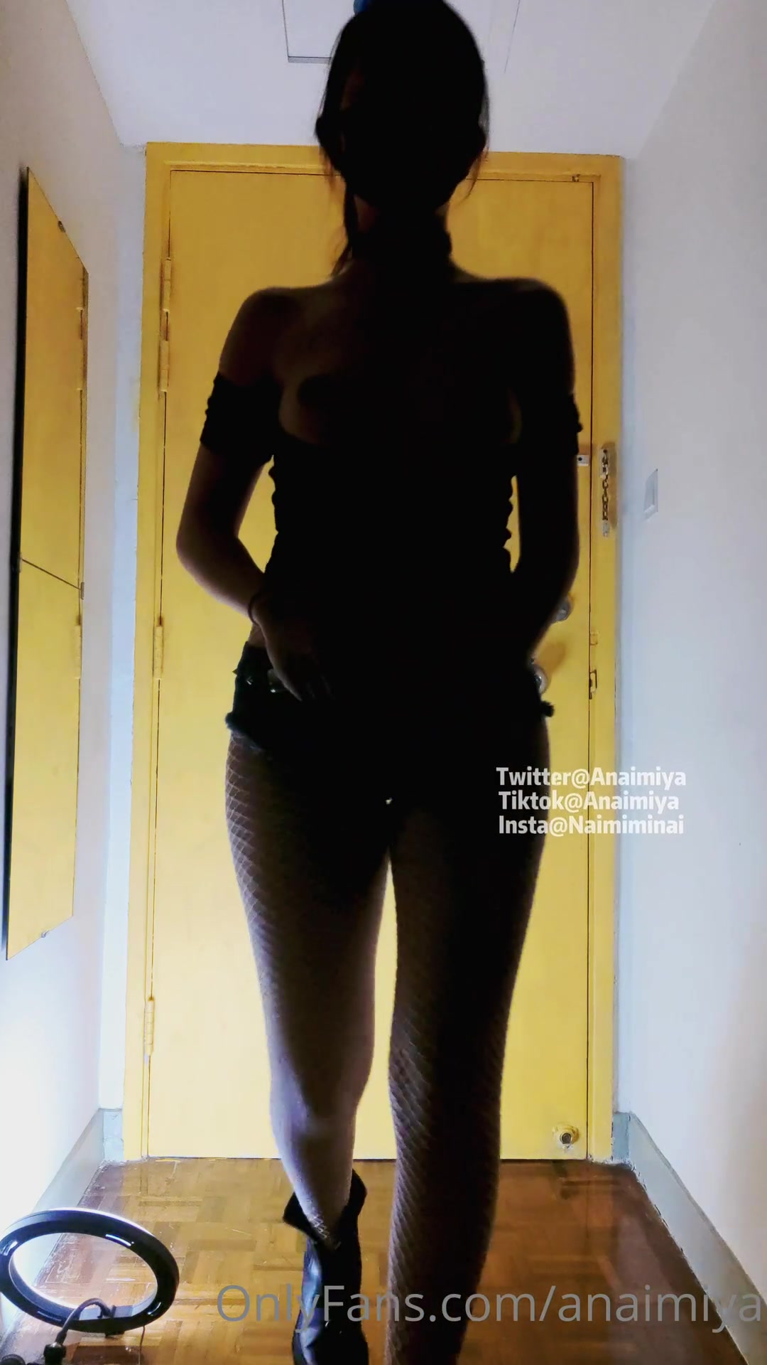 Glowing Fishnet+ Buttplug ! 2/2